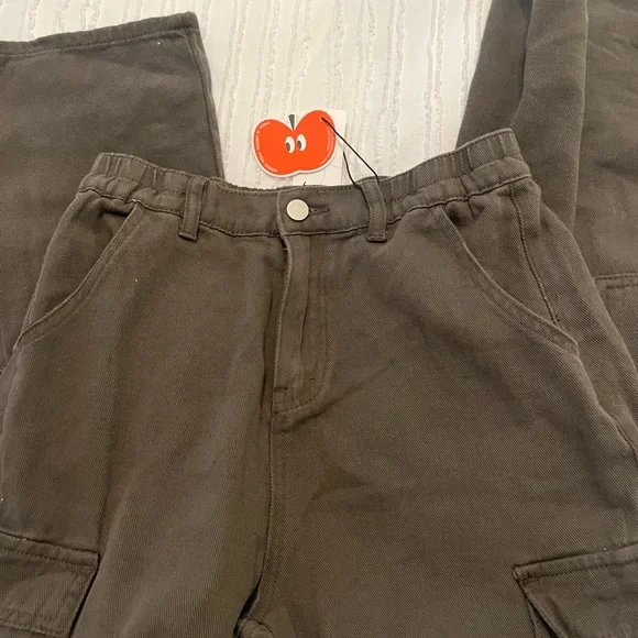 On trend olive green cargo . Size Medium - Picture 5 of 5